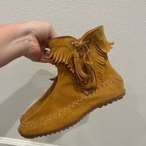 Suede chestnut fringe boots